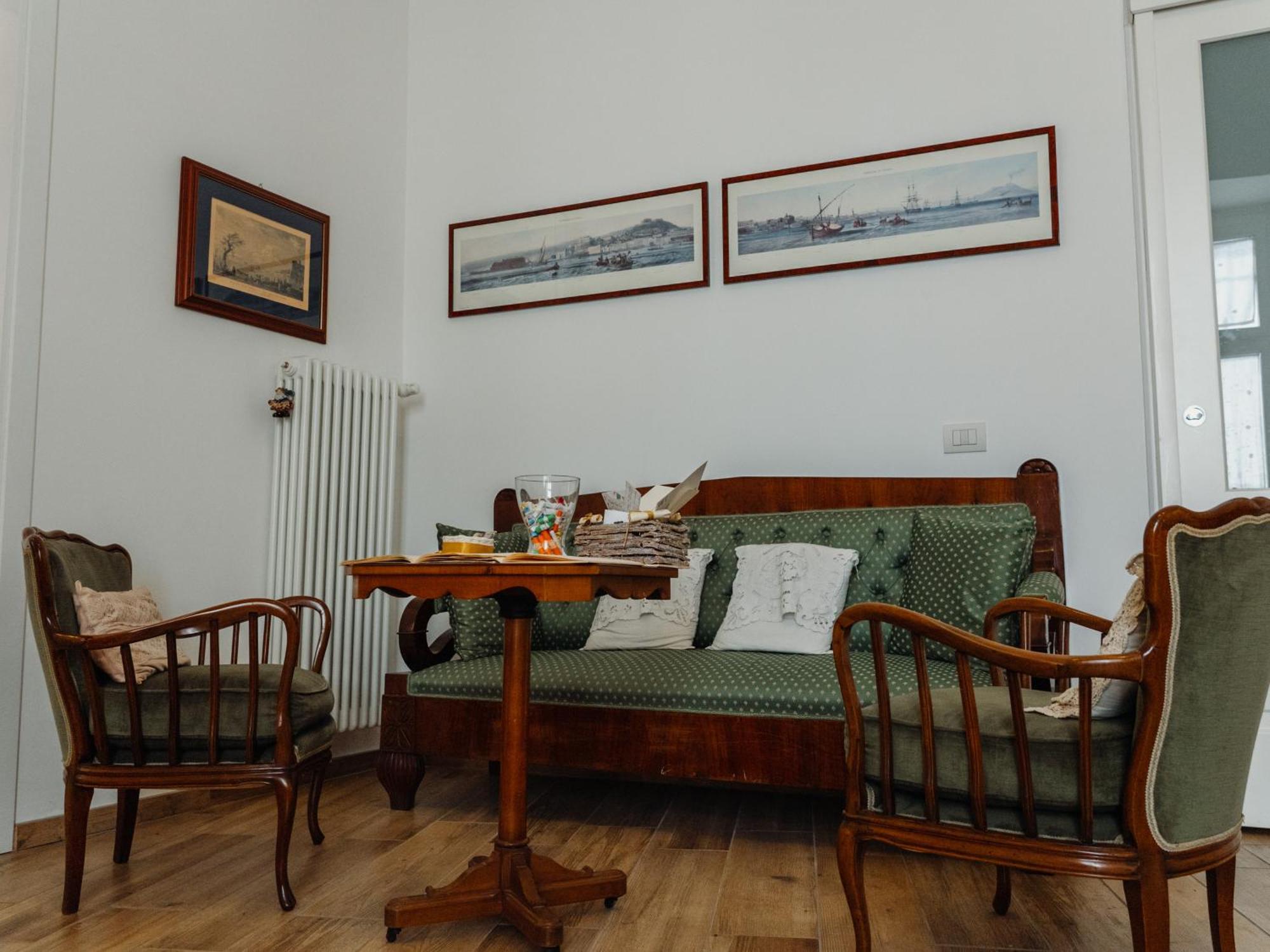 Lo Specchio Dei Papiri Bed & Breakfast Naples Exterior photo